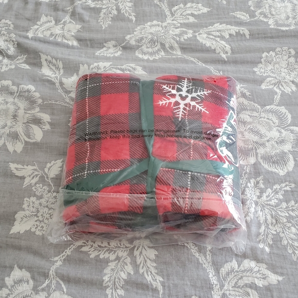 Disney Mickey and Minnie reversible Throw Blanket - Picture 3 of 3